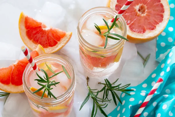 Bebida de verão refrescante com toranja e alecrim em uma pedra — Fotografia de Stock