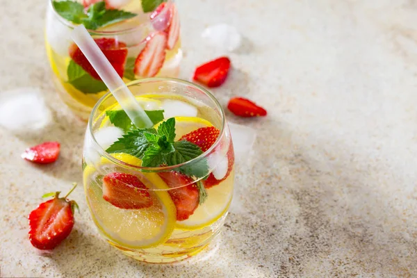 Traditional summer Mojito drink with lemon and strawberry with c — Stock Photo, Image