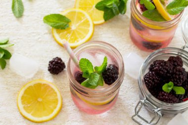 Meyve suyu. Yaz içeceği ile böğürtlen, ferahlatıcı limon bir