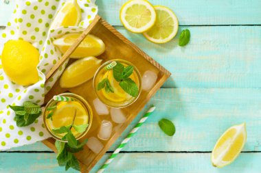 Buzlu çay limon ve nane. Soğuk Yaz içeceği yenileniyor. Kopya