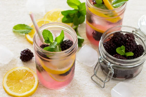 Agua de frutas. Refrescante bebida de verano con moras, limón y — Foto de Stock