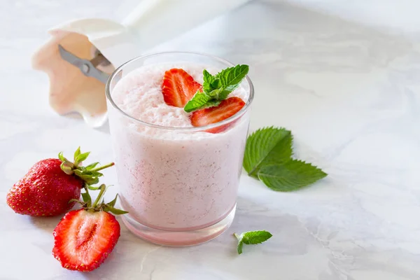 Bebida fresca de verano cócteles con fresas en el fondo o —  Fotos de Stock