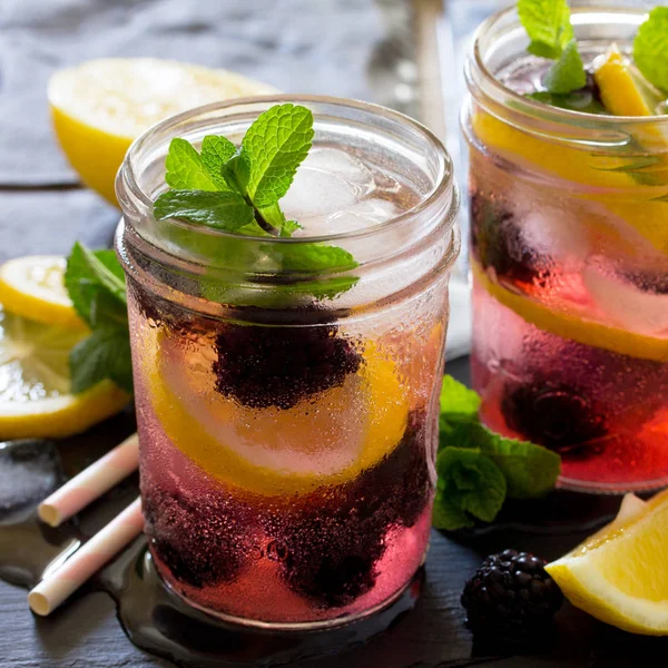 ブラックベリー、レモン、ミント、s でさわやかな夏の飲み物 — ストック写真