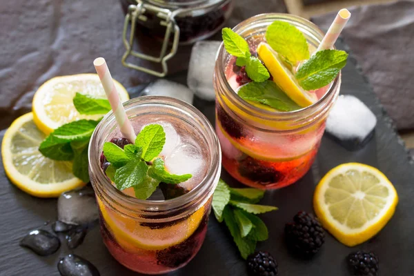 Refrescante bebida de verano con moras, limón y menta en un s — Foto de Stock