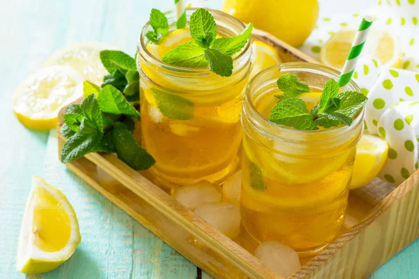 Rinfrescante bevanda estiva tè freddo con limone e menta. Il concep — Foto Stock