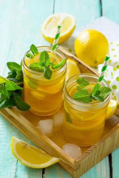 Tè freddo con limone e menta. Bevanda estiva fredda rinfrescante . — Foto Stock