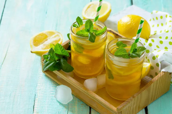 Rinfrescante bevanda estiva tè freddo con limone e menta. Il concep — Foto Stock