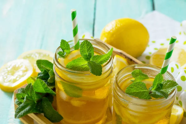 Tè freddo con limone e menta. Bevanda fresca estiva rinfrescante. Copia — Foto Stock