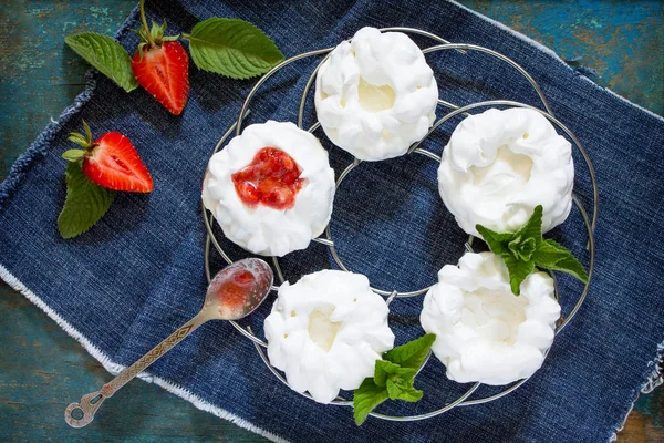 El proceso de cocción Tarta de merengue Pavlova con fresas frescas — Foto de Stock