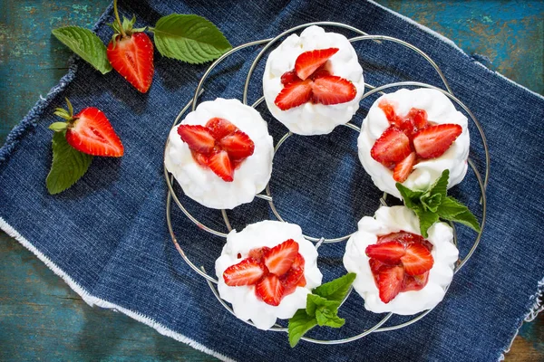 Tarta de merengue Pavlova con fresas frescas en una b azul vintage —  Fotos de Stock