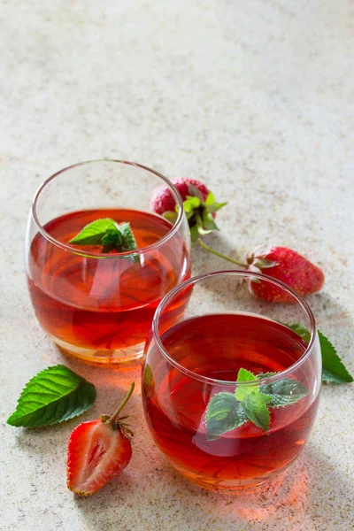 A refreshing strawberry drink with copy space on a brown stone b — Stock Photo, Image