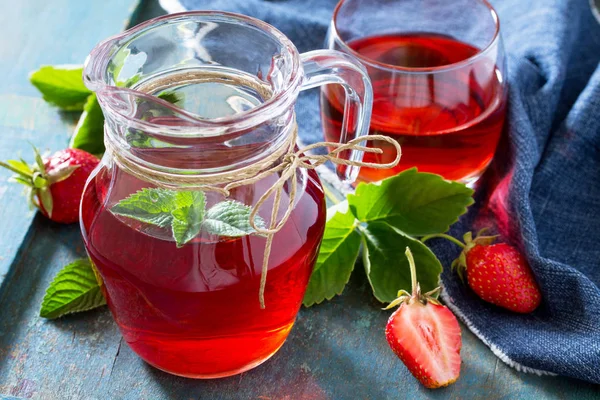 Strawberry juice on vintage blue background. The concept of eati — Stock Photo, Image