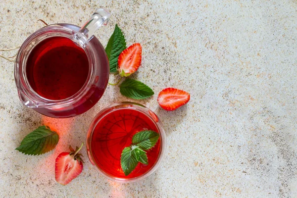 A refreshing strawberry drink with copy space on a brown stone b — Stock Photo, Image