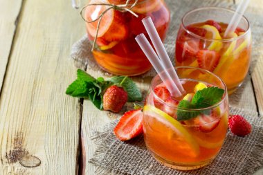 Meyve suyu. Çilek, içkiyle yaz ferahlatıcı limon bir