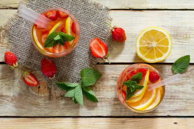 Ahşap bir masa üzerinde serinletici yaz içki çilek mojito. ,