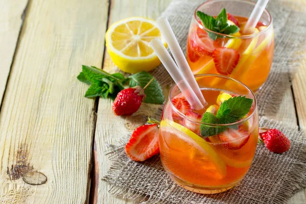 Fruit water. Refreshing summer drink with strawberries, lemon an — Stock Photo, Image