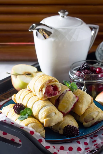 Tea and sliced home apple minischtrudel with fresh apples, cherr — Stock Photo, Image