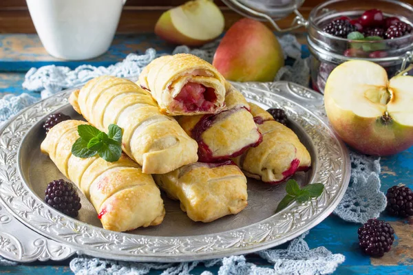 Homemade apple mini strudel with fresh apples, cherries, blackbe — Stock Photo, Image