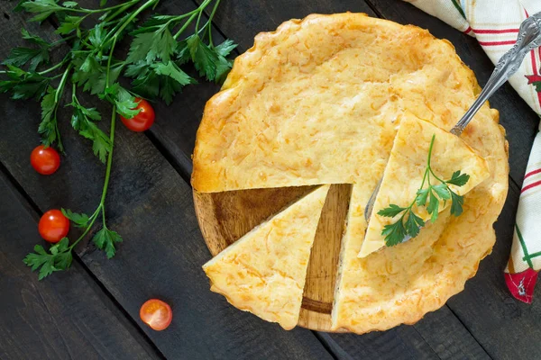 Klassisk quiche Lorraine tærte med kartofler, kål, fisk og che - Stock-foto