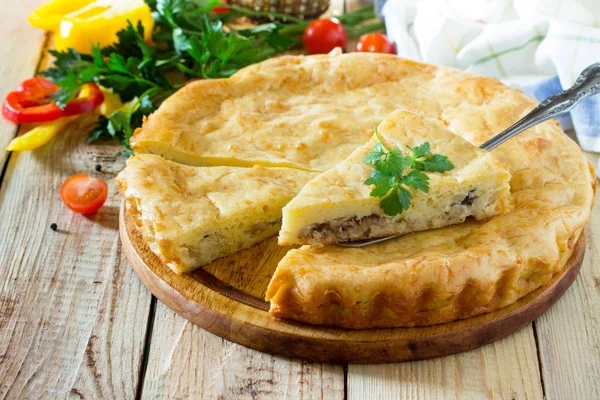 Классический пирог Лотарингия с картошкой, капустой, рыбой и c — стоковое фото