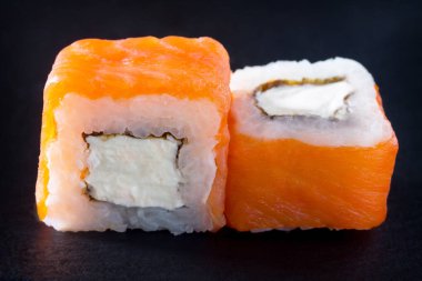 Bir siyah arduvaz kurulu - somon roll peynir somon izole, 