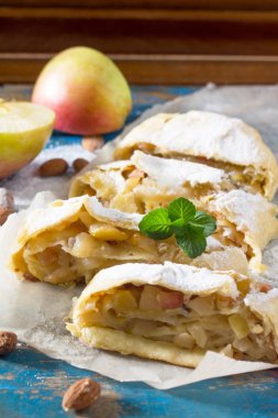 Ev yapımı elma strudel taze elma, fındık ve toz suga ile