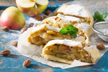 Ev yapımı elma strudel taze elma, fındık ve toz suga ile