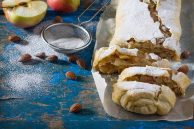 Fırından yeni çıkmış powdere ile dekore edilmiş bademli elma strudel