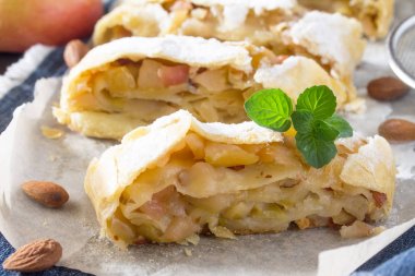 Ev yapımı elma strudel taze elma, fındık ve toz suga ile