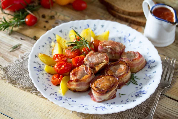 Свиное филе, приготовленное из бекона и запеченного картофеля, свежих овощей — стоковое фото