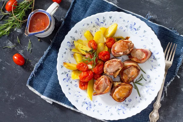 Závitky masa slaninou a pečené brambory v rustikálním, čerstvé veget — Stock fotografie