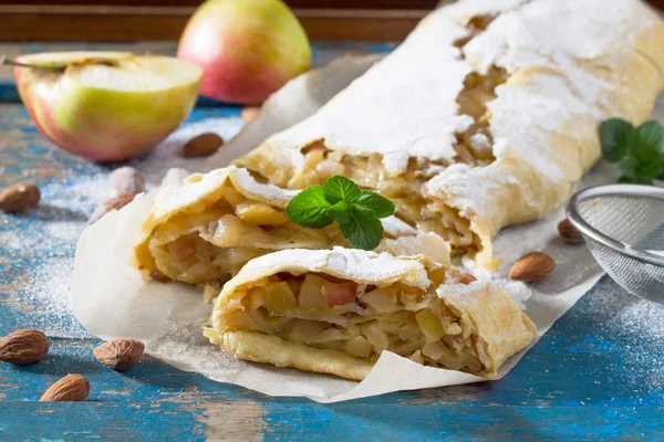 Freshly baked apple strudel with almonds, decorated with powdere — Stock Photo, Image
