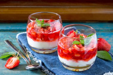 Hava tatlı çilek, mascarpone ve çilek ile ben jöle