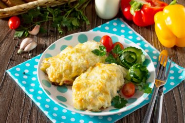 Mutfak masasında f ile Fransızca etli patates güveç