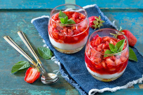 Lucht dessert met aardbeien, mascarpone en aardbei jelly ik — Stockfoto