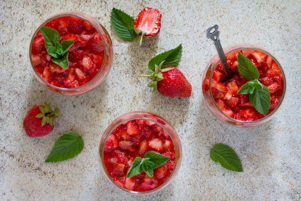 Air dessert med jordgubbar, mascarpone och strawberry jelly jag — Stockfoto