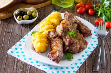 Et, bal ve hardal ile pişmiş pota ile Marine gelen doğrayın