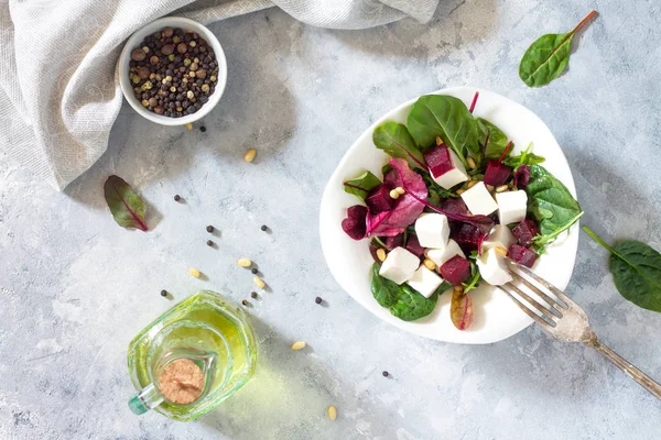 Салат с рукколой, шпинатом, сыром фета, свеклой и кедровыми орехами — стоковое фото