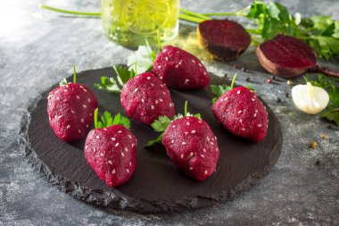 Haşlanmış pancar vegan çilek snack üzerinde ringa balığı ile doldurulmuş bir