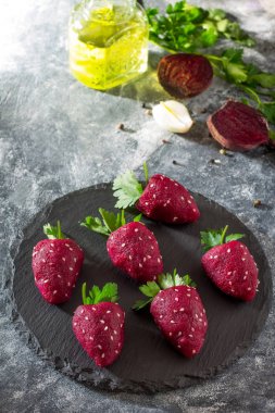 Haşlanmış pancar vegan çilek snack üzerinde ringa balığı ile doldurulmuş bir