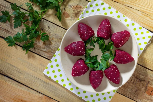 Vegan snack op de feestelijke tafel. Aardbeien uit gekookte bieten — Stockfoto
