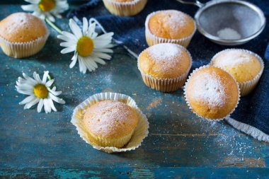 Lezzetli kek çilek mavi bir antika ahşap tablo.