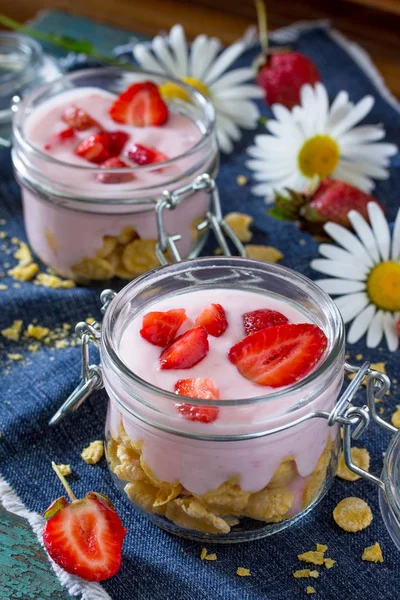 Een heerlijk ontbijt van cornflakes en yoghurt met aardbeien — Stockfoto