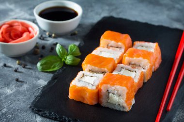 Bir siyah arduvaz kurulu - somon, yumuşak peynir peynir somon roll,