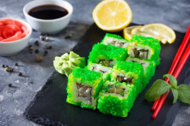 Green Mile izole bir siyah arduvaz kurulu - tobiko yeşil ro rulo