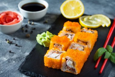 Mr.Krabs bir siyah arduvaz kurulu - kırmızı tobiko havyar, mayonn rulo