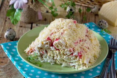 Yengeç sopa, yumurta, peynir ve sarımsak ile salata. Bayram appetiz