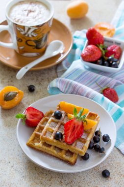 Arka plan kahvaltı. Bir fincan cappuccino kahve ve Belçika waf