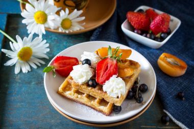 Bir fincan kahve ve waffle ile strawb arasında lezzetli kahvaltı