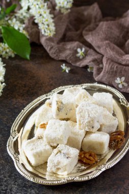 Mutfak masasının üzerinde ceviz ile rahat Lokum. Türk ve Arabi